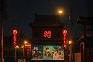 《台灯下的推理稿》海报：堆满批注稿纸的桌面与台灯