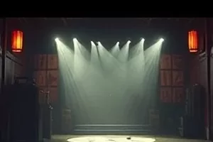 《冬夜面包房》治愈日常海报：深夜橱窗里刚出炉的面包